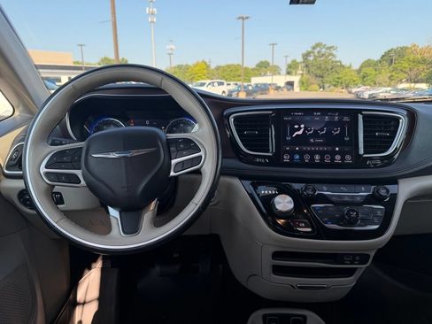 Used 2020 Chrysler Pacifica Limited FWD image 18