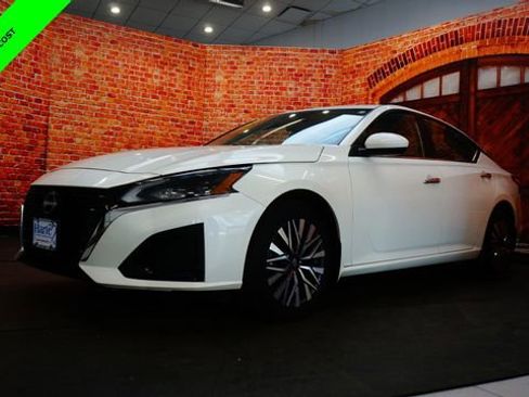 Certified 2023 Nissan Altima 2.5 SV w/ SV Premium Package AWD/4WD image 3