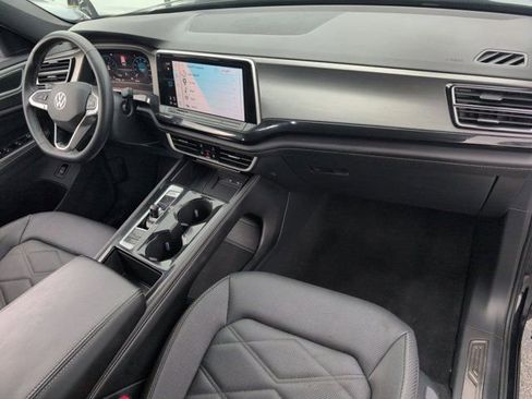 Used 2025 Volkswagen Atlas Cross Sport SE FWD image 31