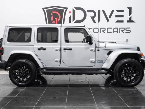 Used 2022 Jeep Wrangler Unlimited Sahara w/ Cold Weather Group AWD/4WD image 9