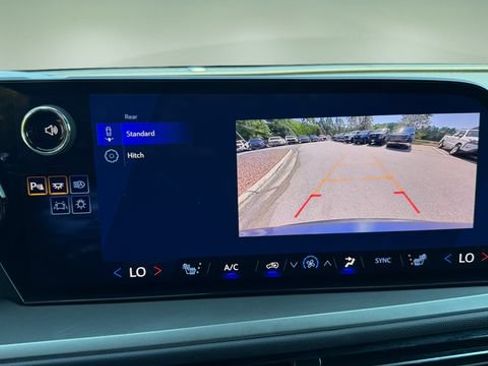 Used 2025 Chevrolet Traverse LT FWD image 27
