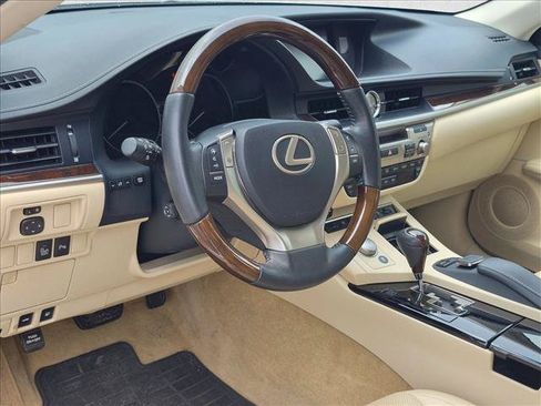 Used 2015 Lexus ES 350 w/ Luxury Package FWD image 3