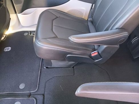 Used 2024 Chrysler Pacifica Touring-L FWD image 17