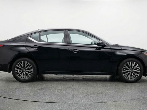 Used 2025 Nissan Altima 2.5 SV FWD image 11