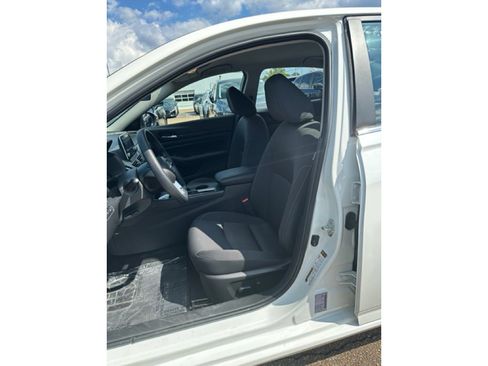 Used 2025 Nissan Altima 2.5 SV image 8