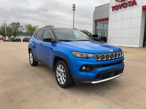Used 2025 Jeep Compass Limited AWD/4WD image 1