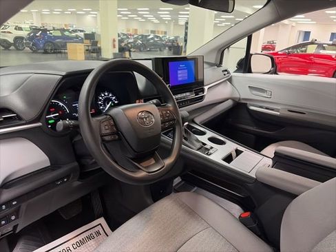 Certified 2025 Toyota Sienna LE AWD/4WD image 14