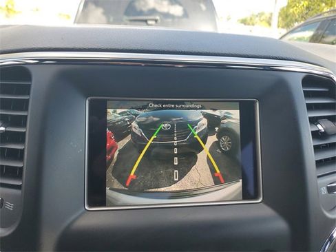 Used 2018 Jeep Grand Cherokee Laredo image 31