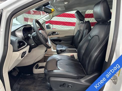 Used 2023 Chrysler Pacifica Touring-L FWD image 9