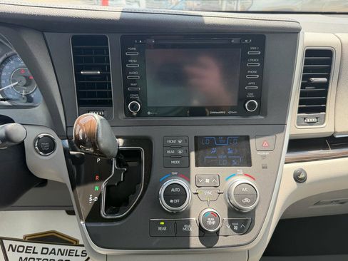 Used 2020 Toyota Sienna XLE w/ XLE Navigation Package FWD image 23