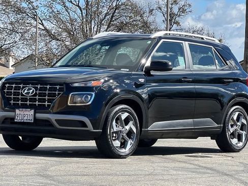 Used 2025 Hyundai Venue SEL image 8