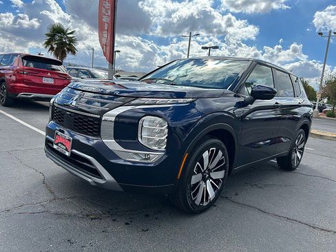 New 2025 Mitsubishi Outlander SE image 3