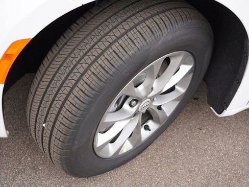 New 2026 Chrysler Pacifica Select image 9