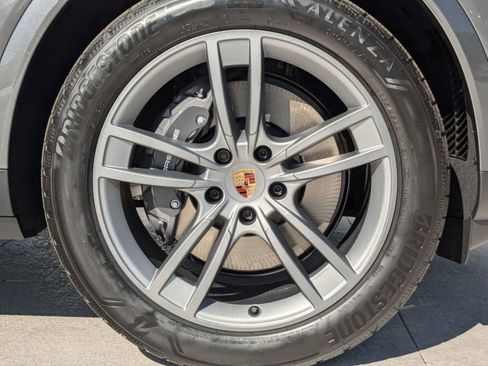 Certified 2025 Porsche Cayenne Coupe image 29