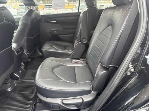 Used 2023 Toyota Highlander XLE image 13