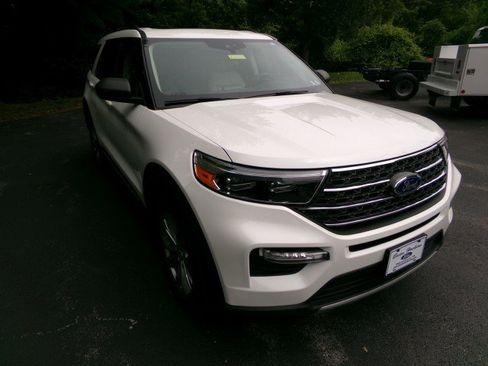 Used 2023 Ford Explorer XLT w/ Equipment Group 202A AWD/4WD image 2