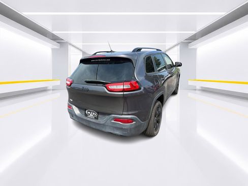 Used 2017 Jeep Cherokee Sport FWD image 4