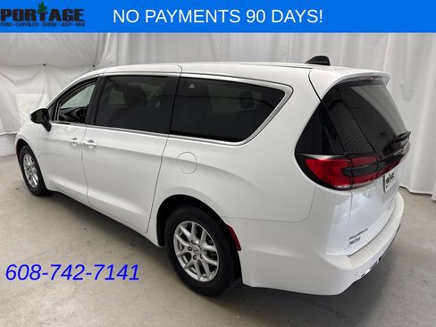 Used 2023 Chrysler Pacifica Touring-L FWD image 4