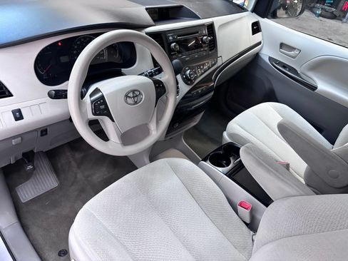 Used 2014 Toyota Sienna LE FWD image 7