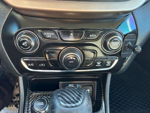 Used 2016 Jeep Cherokee Latitude w/ Cold Weather Group AWD/4WD image 19