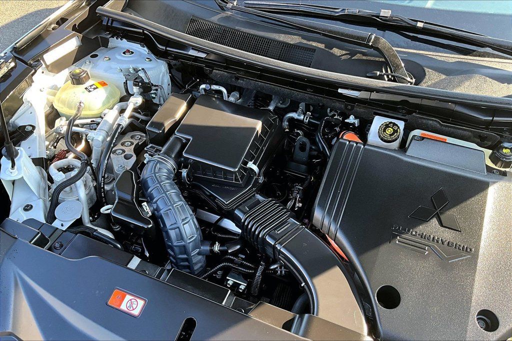 Used 2024 Mitsubishi Outlander 4WD Plug-In Hybrid image 31