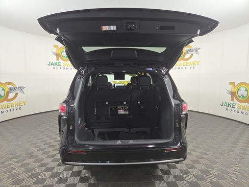 Used 2026 Toyota Sienna Platinum AWD/4WD image 38