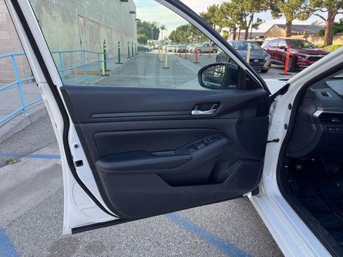 Used 2025 Nissan Altima 2.5 SV image 18