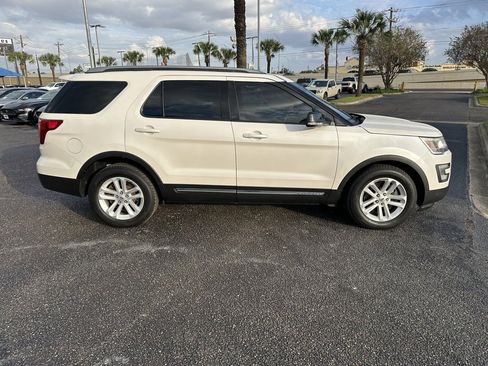 Used 2017 Ford Explorer XLT image 7
