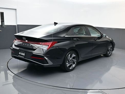 Certified 2025 Hyundai Elantra Limited image 4