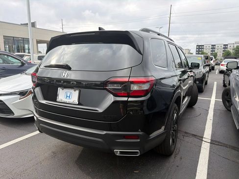 Used 2025 Honda Pilot Sport image 3
