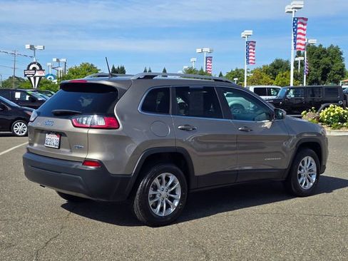 Used 2019 Jeep Cherokee Latitude w/ Popular Appearance Group image 3
