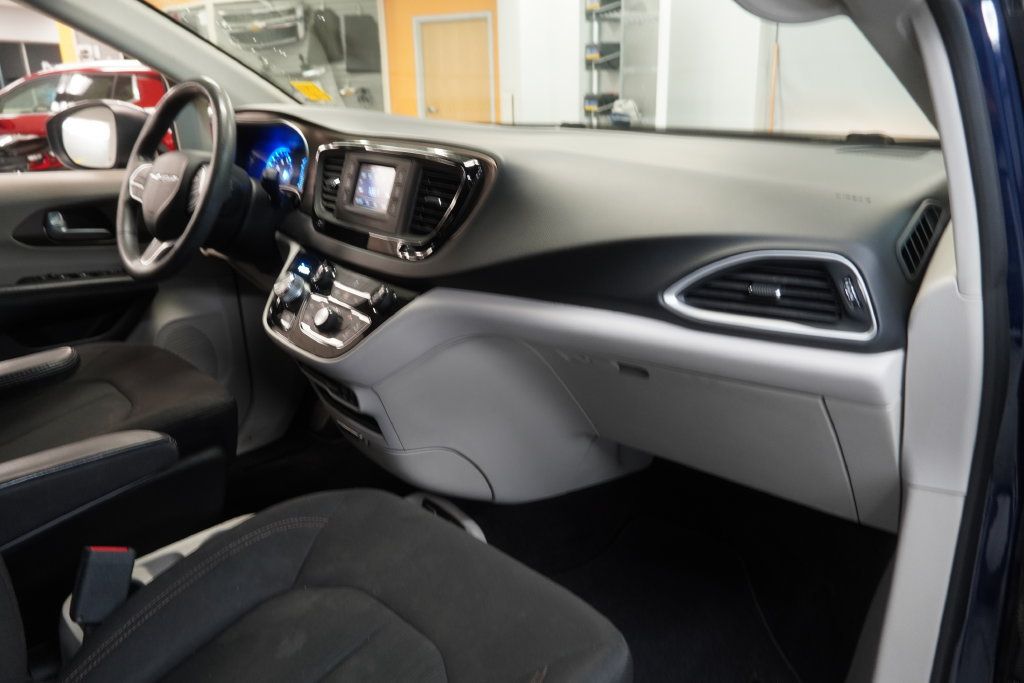 Used 2017 Chrysler Pacifica Touring FWD image 35