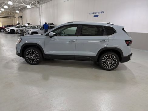 New 2026 Volkswagen Taos SE image 5