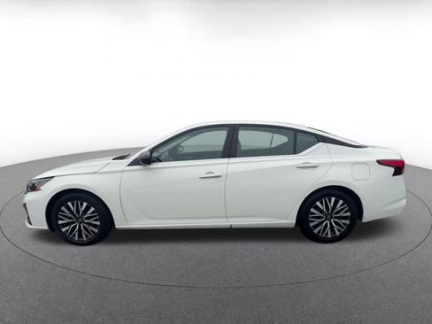 Used 2025 Nissan Altima 2.5 SV FWD image 9
