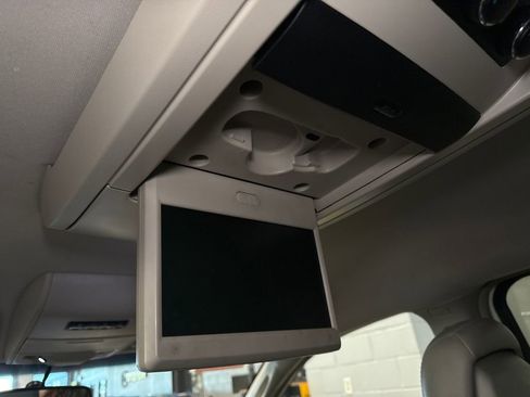 Used 2013 Chrysler Town & Country Touring FWD image 10