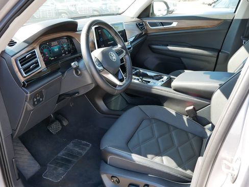 Used 2025 Volkswagen Atlas SE AWD/4WD image 14