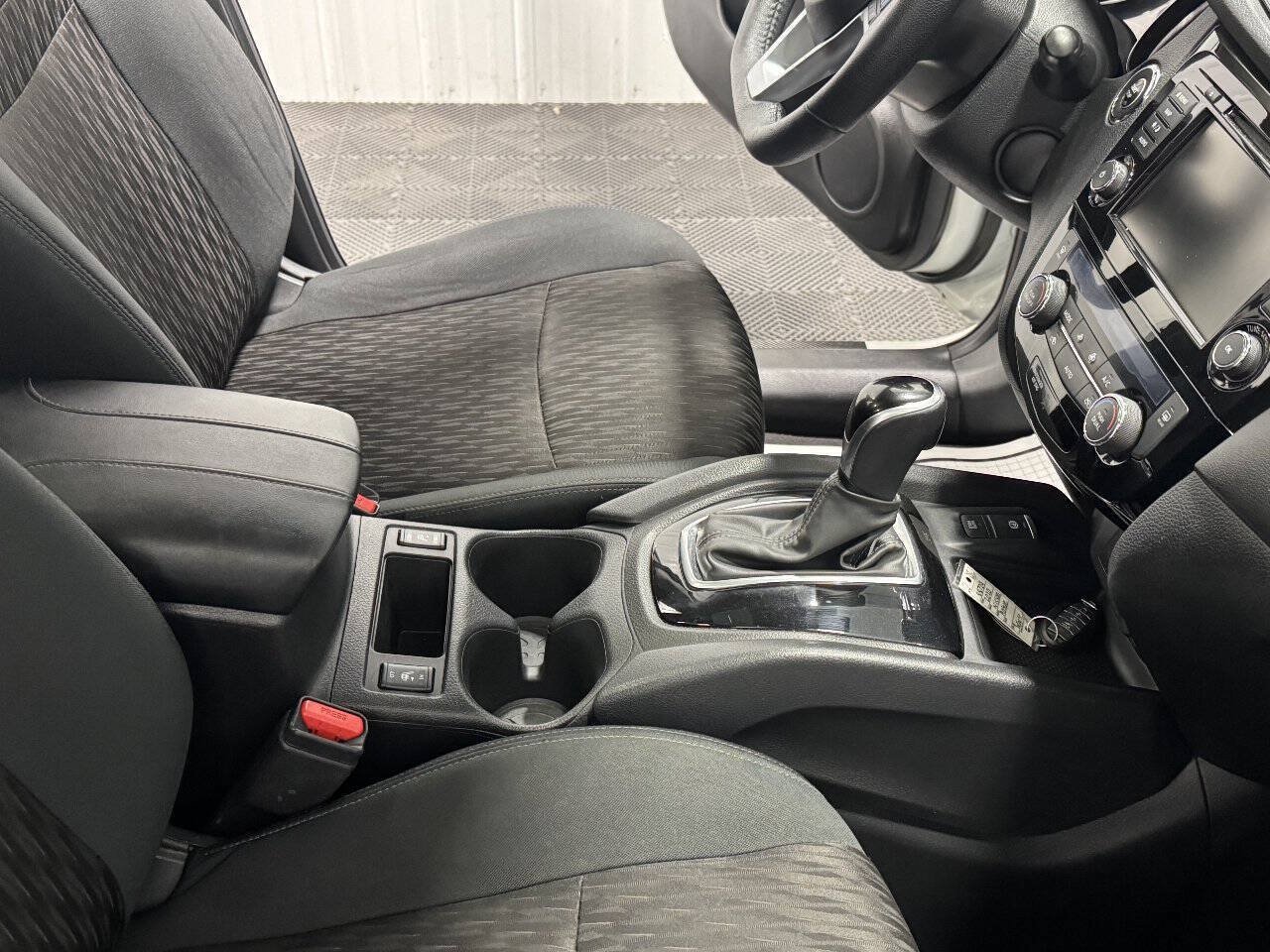 Used 2020 Nissan Rogue SV AWD/4WD image 23