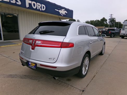 Used 2019 Lincoln MKT AWD image 3
