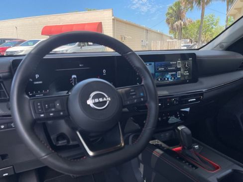 Used 2025 Nissan Kicks SR w/ SR Premium Package FWD image 12