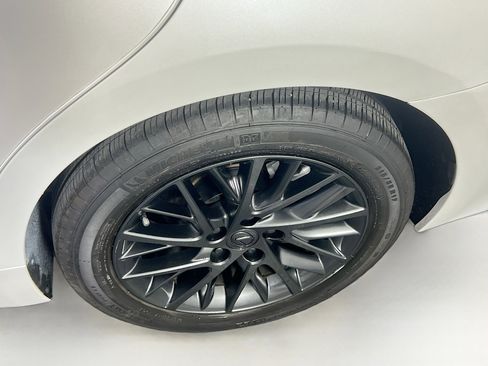 Used 2018 Lexus ES 350 w/ Luxury Package w/Wood Trim image 31