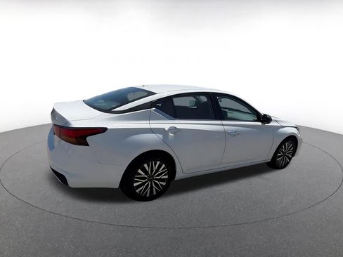Used 2025 Nissan Altima 2.5 SV FWD image 15