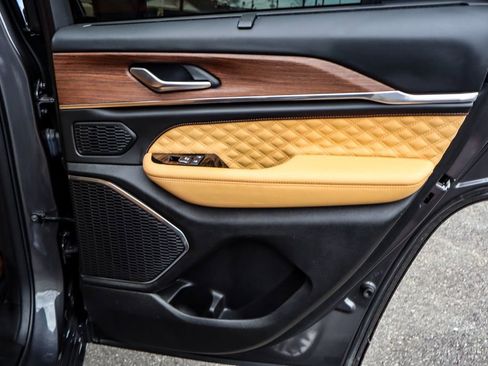 Used 2022 Jeep Grand Cherokee Summit w/ Luxury Tech Group V image 43