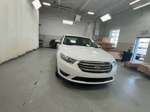 Used 2015 Ford Taurus SEL FWD image 4