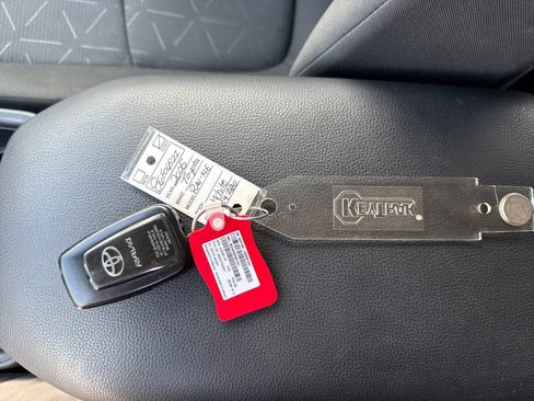 Used 2025 Toyota RAV4 XLE AWD/4WD image 9
