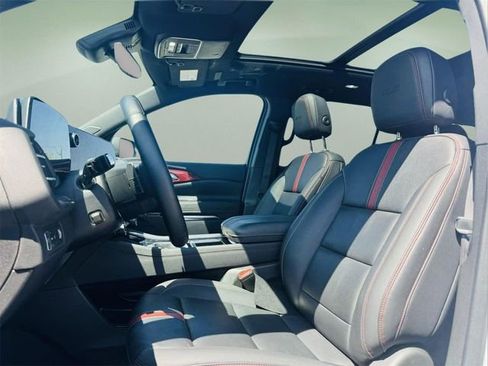 Used 2024 Chevrolet Traverse RS FWD image 5