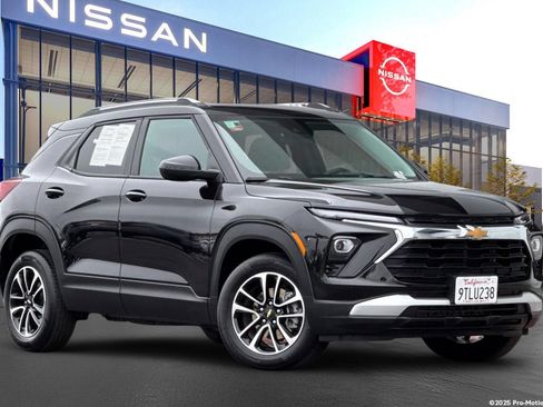 Used 2025 Chevrolet TrailBlazer LT AWD/4WD image 1