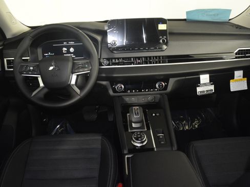 Used 2025 Mitsubishi Outlander SE image 11