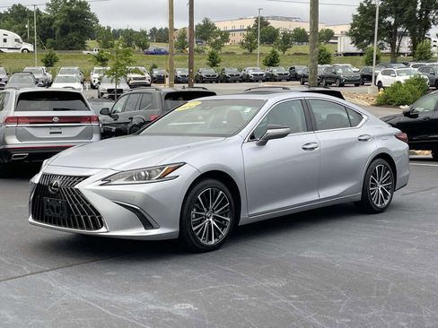 Used 2024 Lexus ES 350 w/ Premium Package FWD image 3