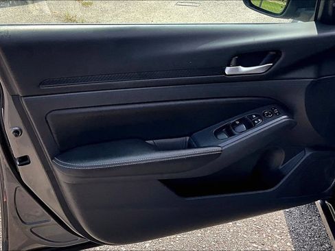 Used 2025 Nissan Altima 2.5 SV FWD image 21