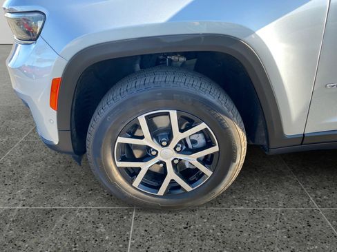 Used 2024 Jeep Grand Cherokee L Limited w/ Luxury Tech Group II image 14